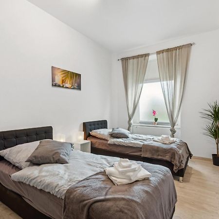 Zentrale Lage ... Ideal Fuer Geschaeftsleute, Monteure, Familien...3 Zimmer, Wlan, Smarttv Mettmann Exterior foto